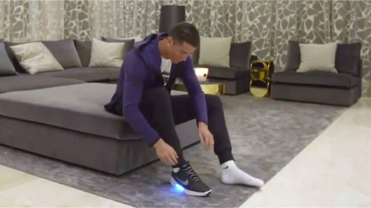 بالفيديو.. رونالدو يرتدي حذاء مزود بـ "تكنولوجيا متطورة"