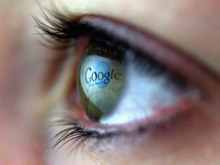 جوجل يعمل علي تقنية لزرع كمبيوتر داخل العين