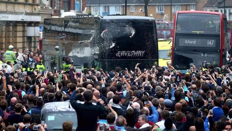 جماهير وستهام تهاجم حافلة مانشستر يونايتد
