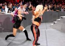 بالصور.. عودة إيما.. وبايلي تقهر تشارلوت في عرض RAW