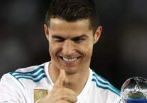 بالفيديو.. رونالدو يقبّل فتاة على متن طائرة ريال مدريد