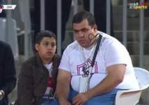 بالفيديو.. مشجع كفيف حديث الجماهير في كأس زايد للأبطال