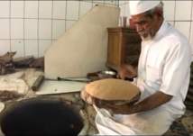سعوديون يتهافتون على شراء "الخبز الأحمر" في رمضان.. فما قصته؟