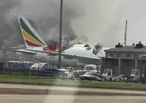 شاهد..النيران تلتهم طائرة شحن اثيوبية