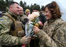 بالصور: حفل زفاف عسكري في أوكرانيا
