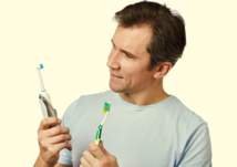 فرشاة الأسنان الكهربائية مقابل فرشاة الأسنان اليدوية.. أيهما أفضل للاستخدام