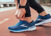أفضل أحذية المشي للأقدام المسطحة عام 2024 وفقًا لخبراء الطب الرياضي