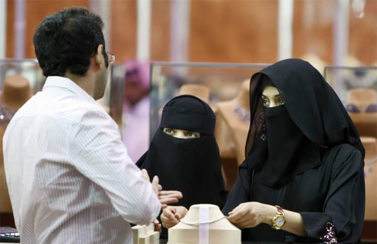 سيدة اعمال سعودية تعلن حاجتها لمساعد/ة  براتب 140 الف دولار.