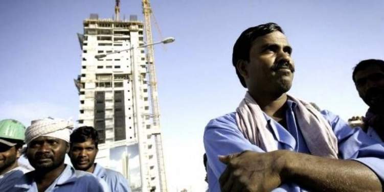 مئات العمال في قطر بلا رواتب منذ شهور