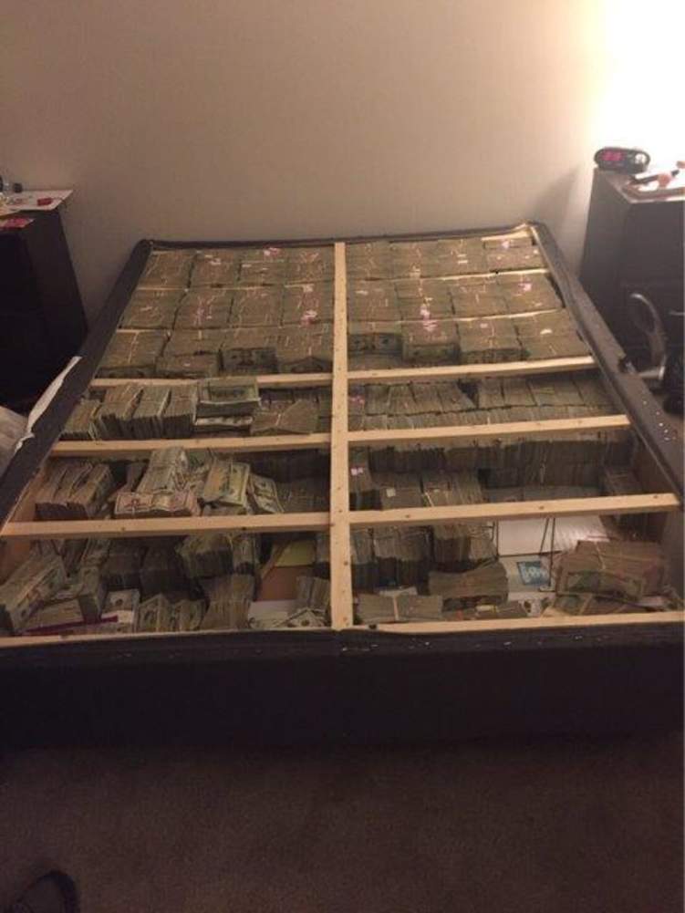 القبض علي شخص أخفي 20 مليون دولار تحت السرير