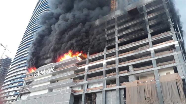 بالصور: الدفاع المدني الإماراتي يسيطر على حريق بالقرب من برج خليفة