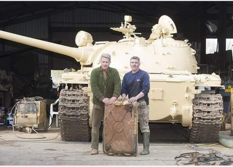 بريطاني يعثر على 5 سبائك ذهبية داخل دبابة عراقية!