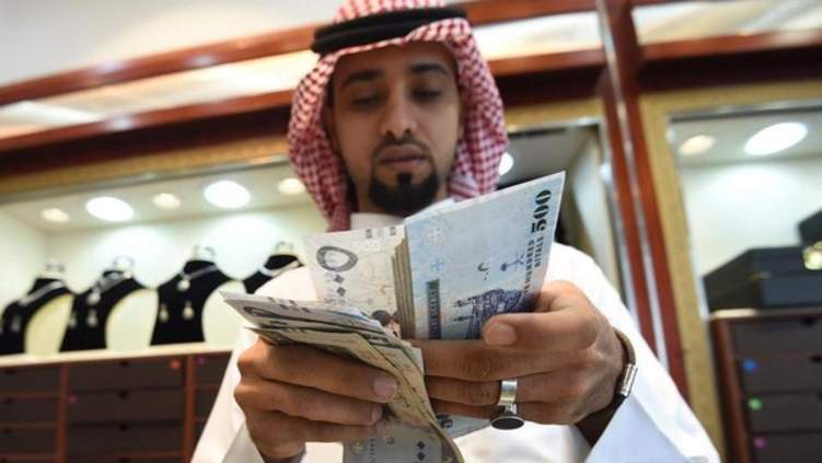 السعودية تقر ضريبة على التبغ ومشروبات الطاقة وتدرس فرض ضريبة على الطرق