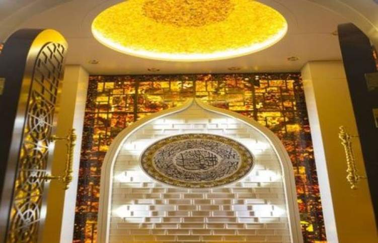 تعرف على أول مسجد في العالم  مصمم من أحجار العنبر في "برج العرب"