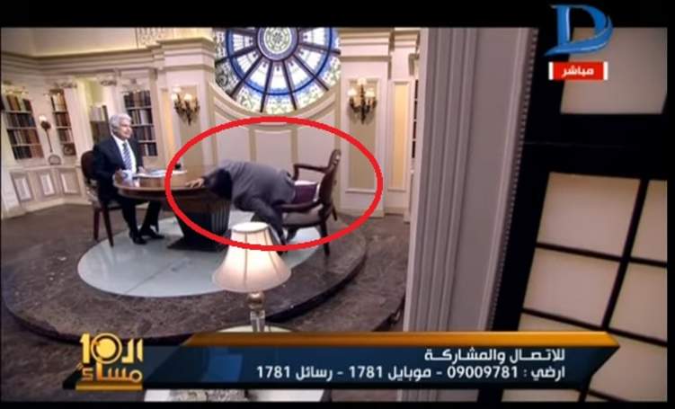 بالفيديو... سقوط مطرب مصري على الهواء بعد حكمه بالحبس سنتين