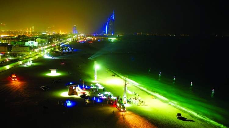 دبي: تدشن أول شاطئ عام للسباحة الليلية في العالم