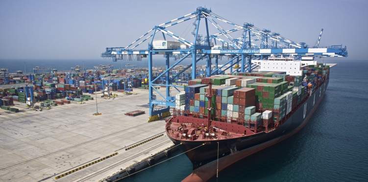 الإمارات تمنع دخول السفن القادمة من قطر أوالمتجهه إليها
