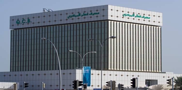 المركزي القطري يطلب من البنوك تقارير يومية عن تداولات العملة والسحب