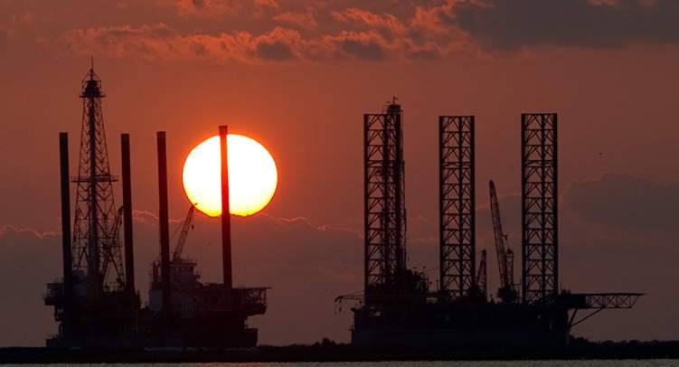 السعودية تقلص إمدادات النفط إلى آسيا بنسبة 10%