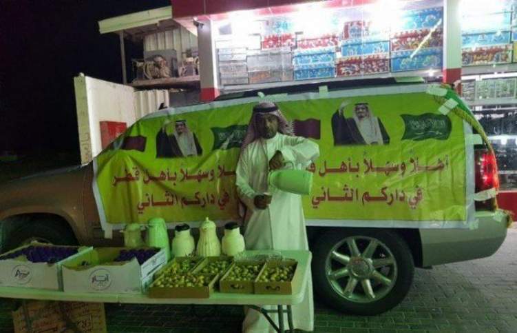 سعودي يصبح حديث مواقع التواصل الاجتماعي بسبب ما كتبه للقطريين على سيارته