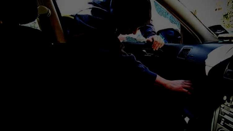 مراهق يحطم زجاج سيارة كامري ويسرق محتوياتها بالرياض (فيديو)