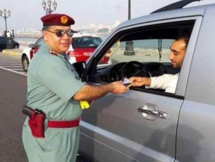 هدية صادمة وغير متوقعة من شرطة أبوظبي للسائقين