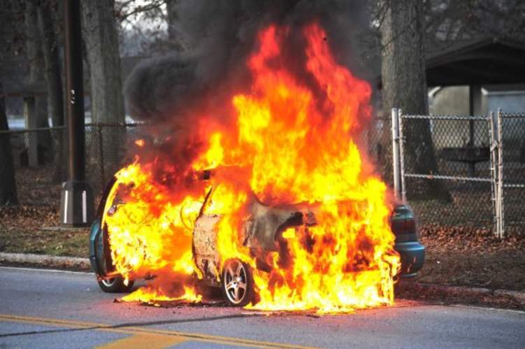 رد فعل سائق اندلعت النيران بسيارته وهو بداخلها (فيديو)