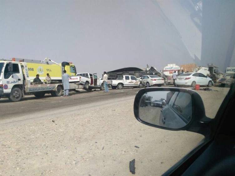 بسبب الضباب الكثيف. . حادث مروع لشاحنة على طريق أبوحدرية (فيديو)