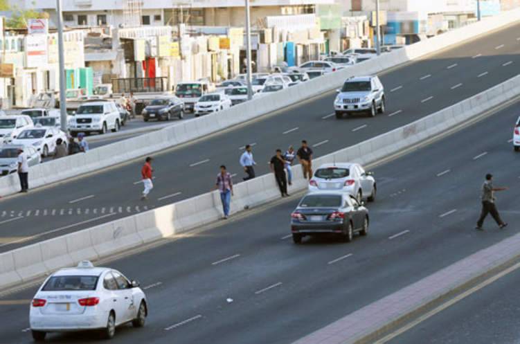 المرور السعودية تتخذ موقفاً حاسماً بشأن مشاجرة سائقين على طريق رئيسي بجدة