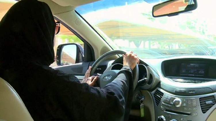 رئيس الإفتاء بعسير يثير حالة من الجدل بسبب ما قاله عن قيادة المرأة للسيارة