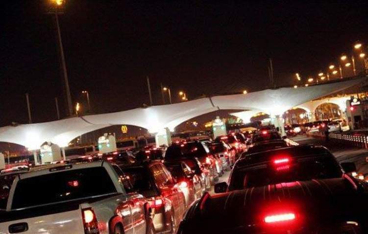 لحظة وقوع حادث مروع بين سيارة وشاحنة على جسر الملك فهد (فيديو)