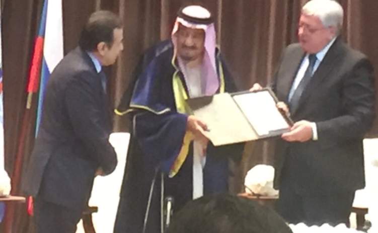 الملك سلمان يتسلم شهادة الدكتوراه الفخرية ويمازج المحتفين به