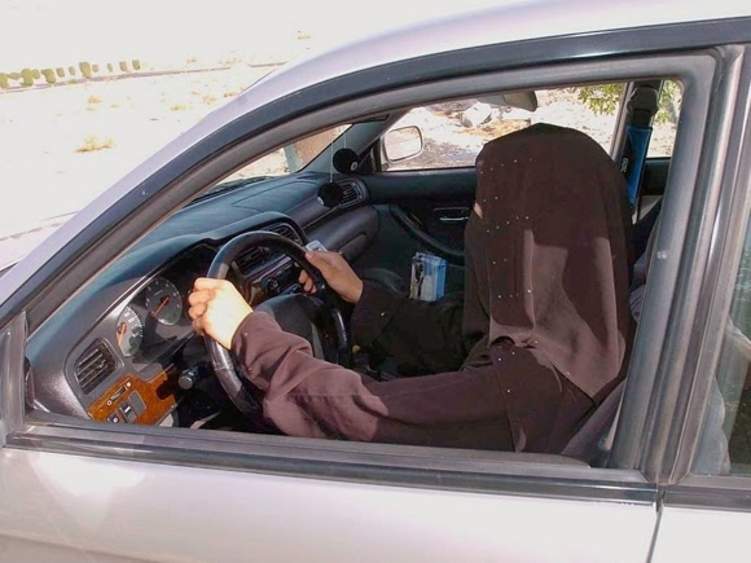 الشرطة تكشف ما فعلته مع سعودية كانت تقود سيارة أمام فندق بالرياض (فيديو)
