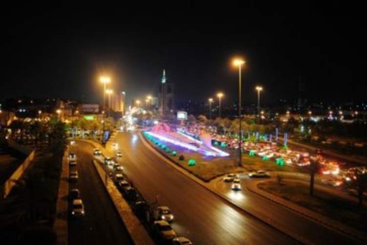 حالة من الفوضى والارتباك المروري بأحد شوارع مكة بسبب دراجات أفارقة (فيديو)