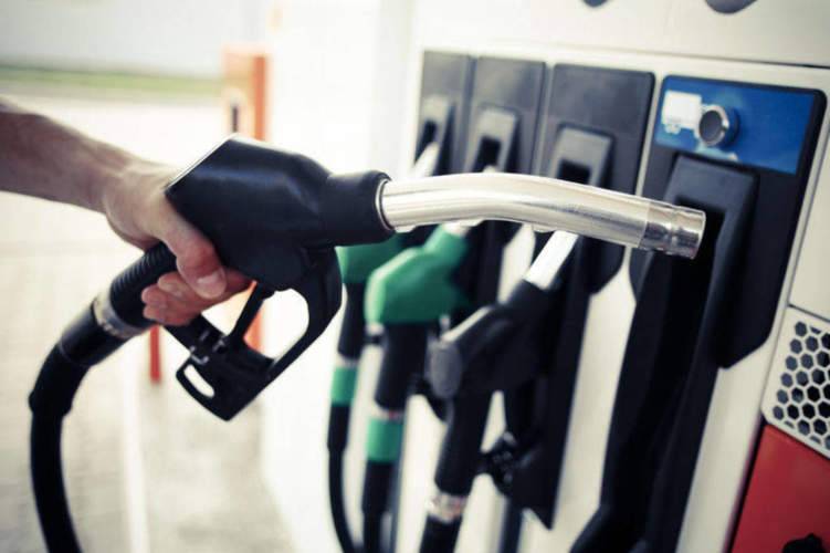 الإمارات تخفض أسعار البنزين لشهر نوفمبر