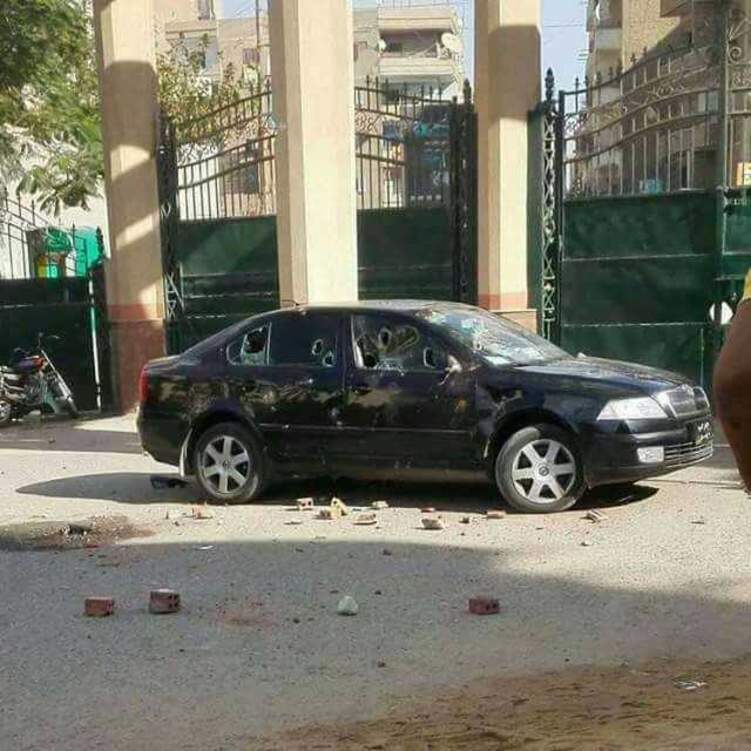 طلاب جامعة مصرية يحطمون سيارة نائب برلماني بسبب تصرف طائش من ابنته (صور)