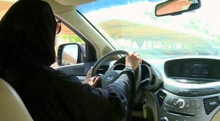 المرأة السعودية تواجه مشكلة بعد السماح لها بقيادة السيارة (فيديو)