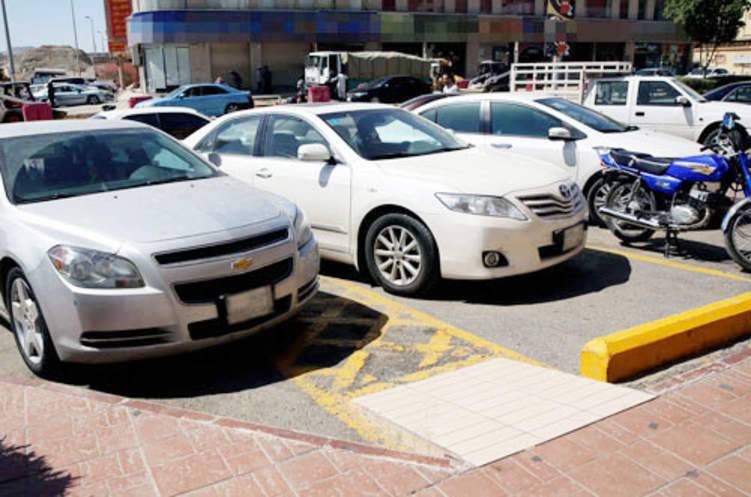 ما هي حقيقة فيديو استغلال سيارة مرور سعودية لموقف ذوي الاحتياجات الخاصة؟