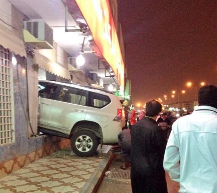 متهور يحاول اقتحام محل في الرياض بسيارته. . والدوريات الأمنية تتدخل (فيديو)