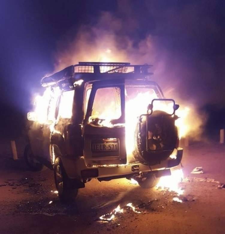 النيران تلتهم سيارة نيسان باترول كانت متوقفة داخل فناء منزل صاحبها (فيديو)