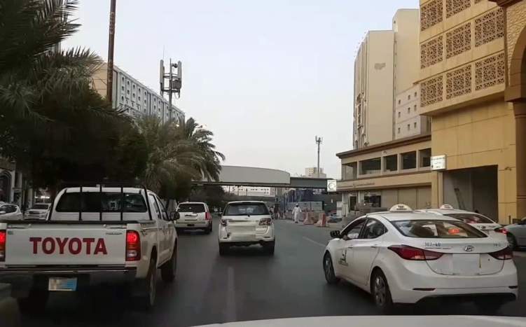 تهور سائقين بأحد شوارع مكة يثير حالة غضب عارمة بالمملكة (فيديو)