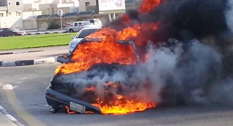 النيران تلتهم سيارة على طريق الرياض - الخرج (فيديو)