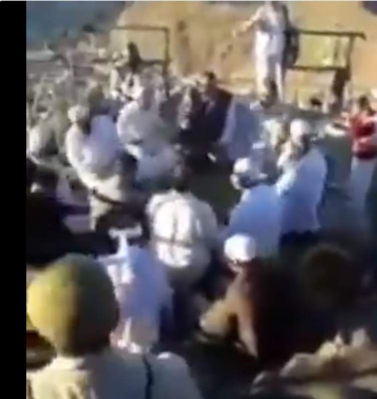 بالفيديو...مجموعة أشخاص يمارسون طقوساً غريبة في مكة المكرمة