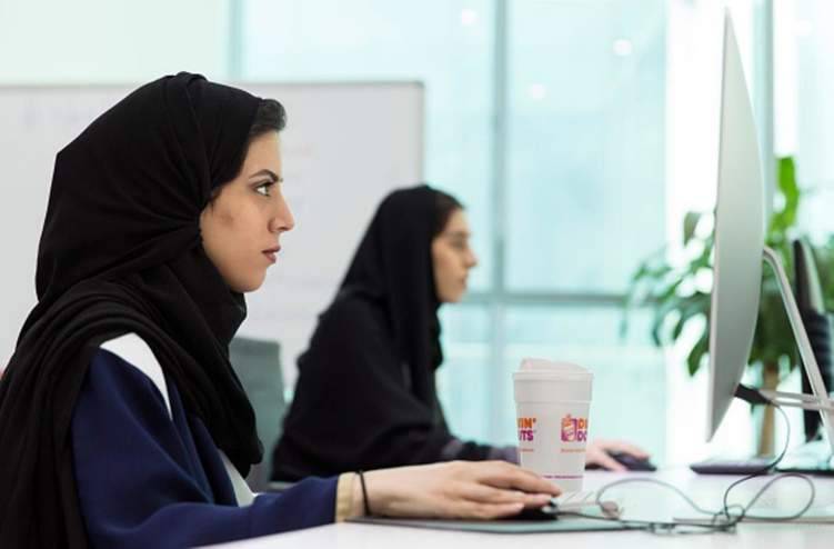 تمكين المرأة السعودية من العمل بجميع القطاعات