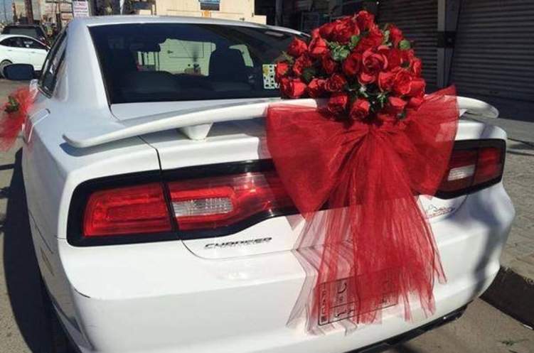 شاهد ما فعله رجل سعودي بسيارته بعد تخرج زوجته من الكلية (فيديو)