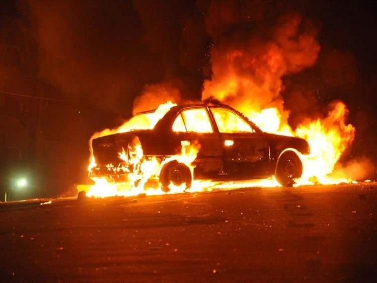 النيران تلتهم سيارة سوناتا في الرياض (فيديو)