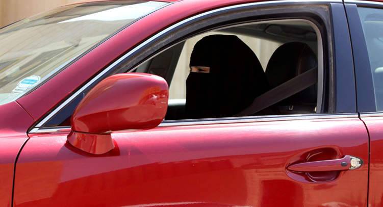 مفاجأة غير متوقعة لسعوديات في أول دروسهن لتعلم قيادة السيارات (فيديو)