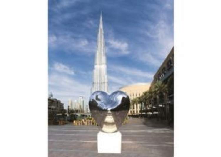 دبي مول يحتفل بيوم الحب بالكشف عن تمثال Love Me