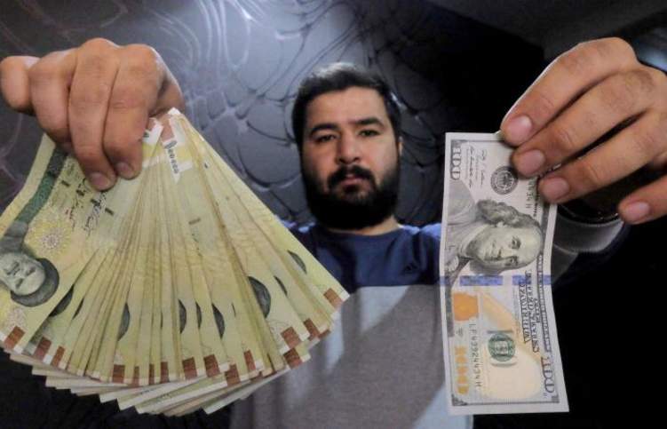 الريال الإيراني يهوي والسلطات تعتقل صرافين
