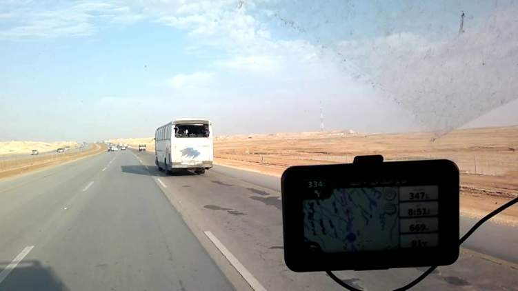 النقل السعودية تطالب المواطنين والمقيمين بمساعدتها في التوصل لسائق حافلة بعد ما فعله على طريق سريع (فيديو)